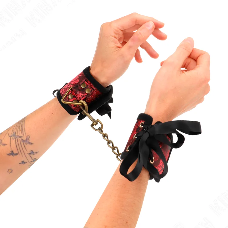 Kink - Almofadas de Pulso Scandal Vermelho-Preto Detalhes de Renda 24,5 cm X 6,5 cm
